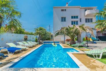 ツーリストアパートメント Apartments Bracic Spa