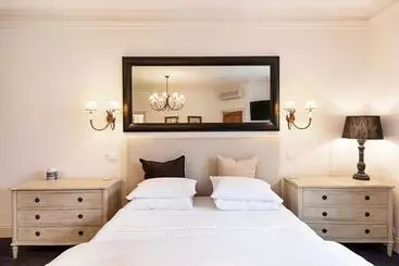 בית מלון כפרי Oscars Waterfront Boutique