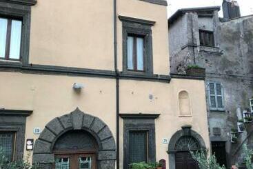 B&b A Due Passi Dal Castello