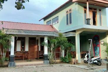 펜션 Gery Watukarung Surfcamp