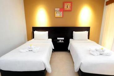 בית מלון כפרי Fourteen Roses Beach