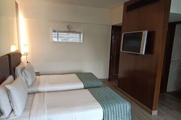 هتل St Laurn Koregaon Park Pune