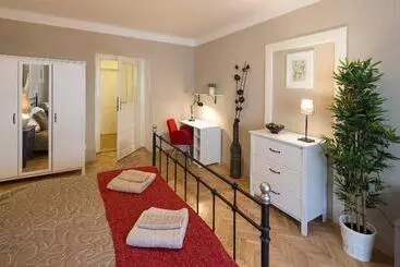 هتل Old Town  Templova Apartments