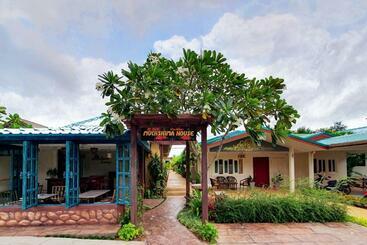 Panzió Muchshima House