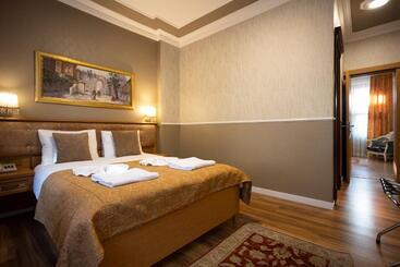 ホテル Tashkonak Studio Suites