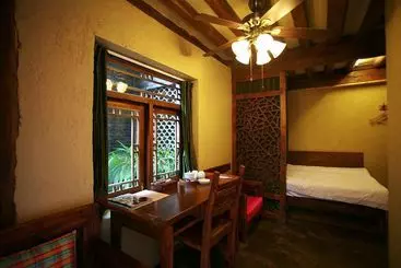 בית מלון כפרי Blossom Hill Inn Lijiang Yichiyuan