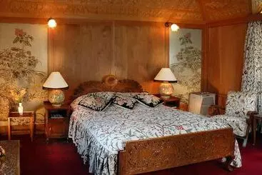 Hotel Welcomheritage Gurkha Houseboats