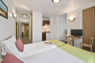Comfort Aparthotel Versailles, St Cyr L Ecole