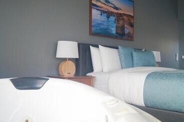 Отель Waves Luxury Suites