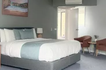 Отель Waves Luxury Suites