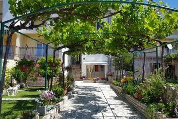 آپارتمان‌های توریست‌ها Apartments Paradiso