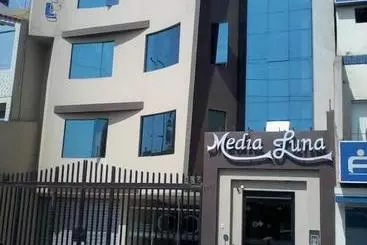 هتل Hostal Media Luna