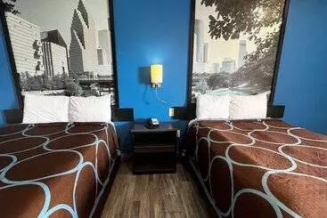 هتل Super 8 By Wyndham Houston North I45