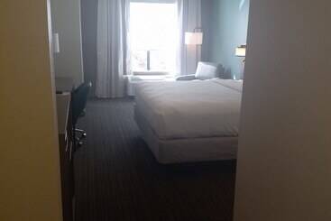 Отель Comfort Inn & Suites