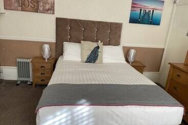 Hotel Diamonds Villa Near York Hospital