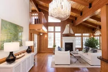 Hotelli The Burrus House Inn Waterfront Suites