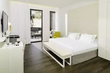 Отель H10 Urquinaona Plaza