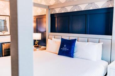 Salem Waterfront Hotel & Suites