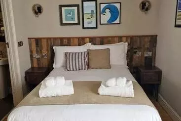 Aamiaismajoitus (B&B) The Three Swallows Cley