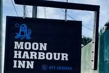 ペンション Moon Harbour Inn