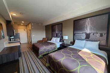 בית מלון כפרי Super 8 By Wyndham Thompson