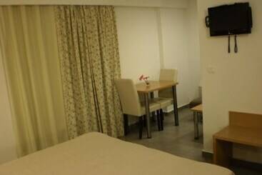 هتل Mimosa Suites