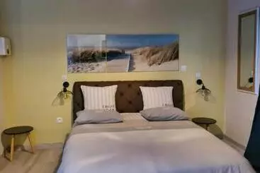 تختخواب و صبحانه Chambres Et Tables D Hote Du Voyageur