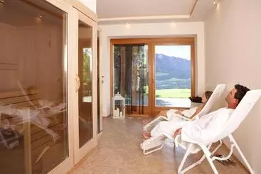 ホテル Engadiner Apartments & Wines