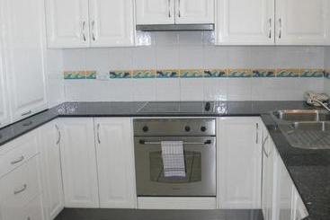 Отель Surfers Horizons Absolute Beachfront Holiday Apart
