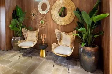 آپارتمان Atocha Hotel Madrid, Tapestry Collection By Hilton