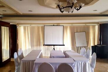 فندق Lourdes Suites