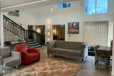 Pensão Alanval Suites