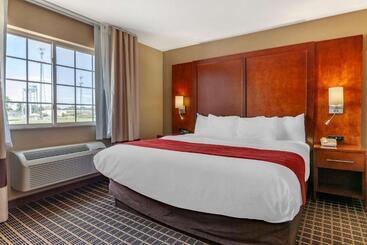 Отель Comfort Suites Delavan Lake Geneva Area