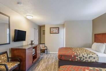 فندق Econo Lodge Inn & Suites