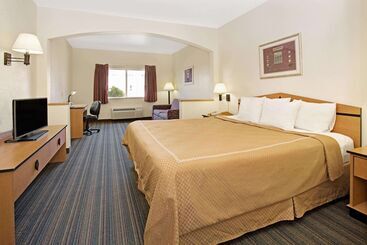 Отель Days Inn & Suites By Wyndham Castle Rock