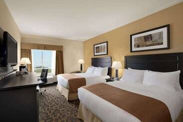 Отель Days Inn & Suites By Wyndham Winnipeg Airport Manitoba