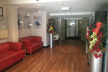 בית מלון כפרי Ibis Budget Casula Liverpool