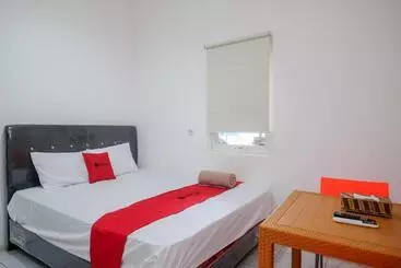 ホテル Reddoorz Hostel Near Lawang Sewu Semarang