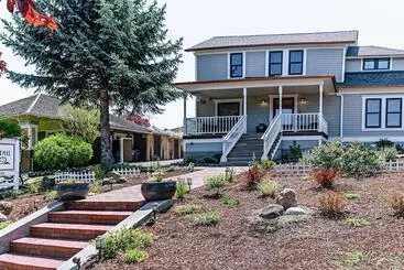 Mökkimajoitus Redtail Suites~ Red  Mccall Suite~tesla Station