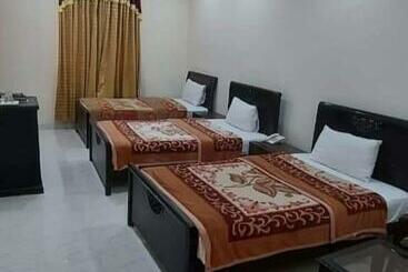 تختخواب و صبحانه Decent Lodge Hotel Garden Town