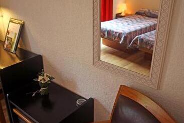 Logis Hotel Restaurant Auberge Du Peras