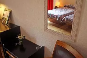 Logis Hotel Restaurant Auberge Du Peras