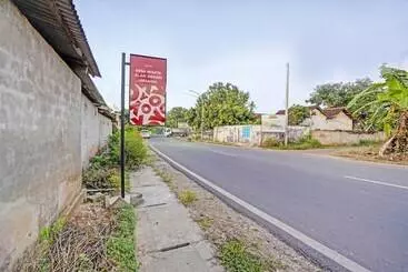 호텔 Oyo Home 91142 Desa Wisata Alam Gosari