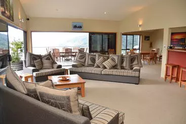 هتل Okiwa Bay Lodge