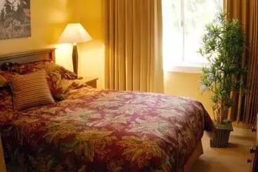 هتل Oceanside Village Resort