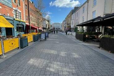 هتل Oxford Street Stays