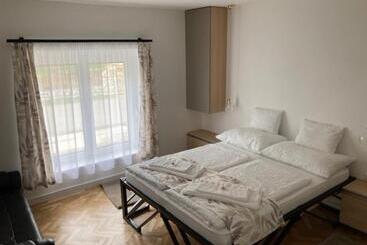 膳宿费 Wbr. Vendégház