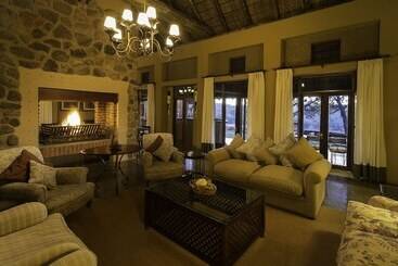 בקתות Ekuthuleni Lodge