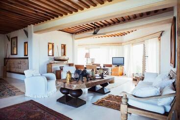 Отель The Majlis