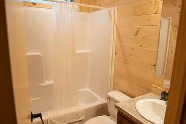 בית מלון כפרי Lake George Escape